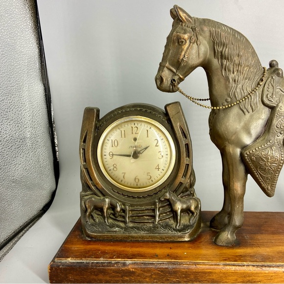 Vintage Bronze Horse Mantle Clock Spartus Horseshoe & Saddle Western Equestrian - Picture 3 of 15
